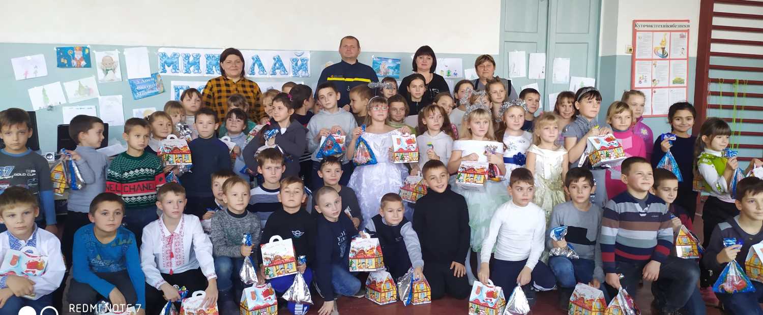 У День Святого Миколая шефи закладів освіти Верхньорогачицького району відвідали кожен навчальний заклад